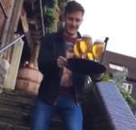 Dronken jongen laat bier vallen